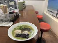 福岡・博多区。とんこつベースの緑色ダーメン『博多ダーメン屋八千代支店』