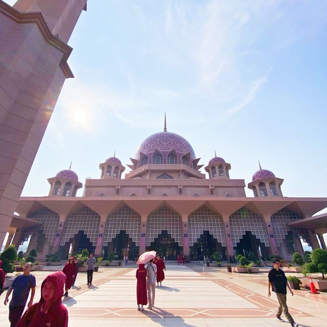 🚶🏻‍♂️ Beautiful Pink Mosque 