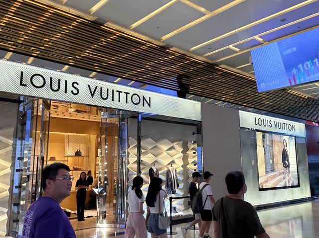 🛍️ 微風信義：時尚購物、美食探索的最佳去處！🍴👗