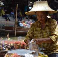 Damneon floating market!