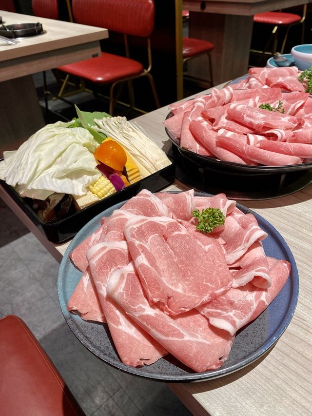 【高雄】娜姐火鍋公司｜復古港式裝潢 讓你一秒到香港🇭🇰