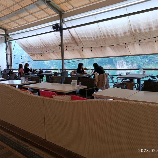 碧潭水灣湖邊享受午餐或晚飯