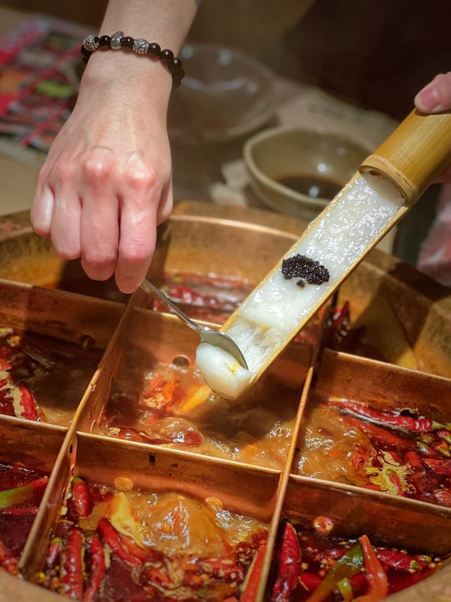 招牌辛香九宮格麻辣火鍋 珊瑚，桂花蚌鮮甜爽脆彈牙