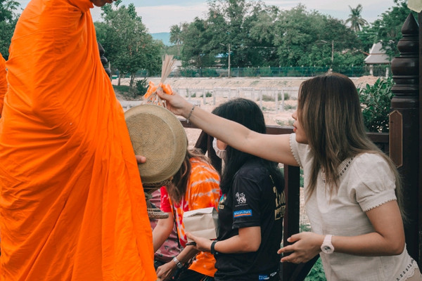 ใส่บาตรสะพานบุญรับอรุณสุโขทัย ตำบล เมืองเก่า