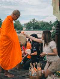 ใส่บาตรสะพานบุญรับอรุณสุโขทัย