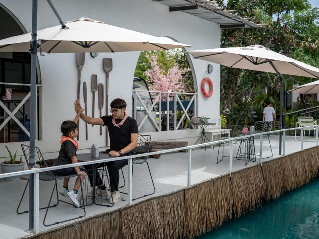 คาเฟ่นครปฐมบรรยากาศดี มีสระน้ำสีฟ้าขนาดใหญ่