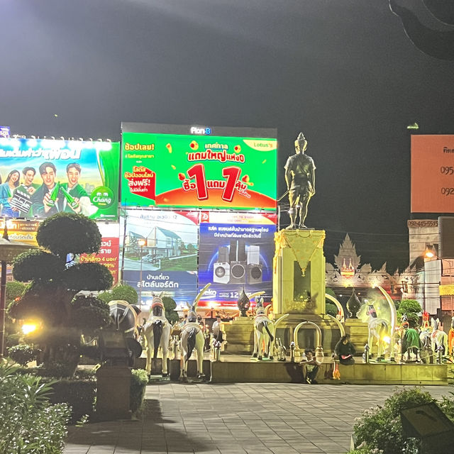กราบไหว้พ่อขุนเม็งรายมหาราช