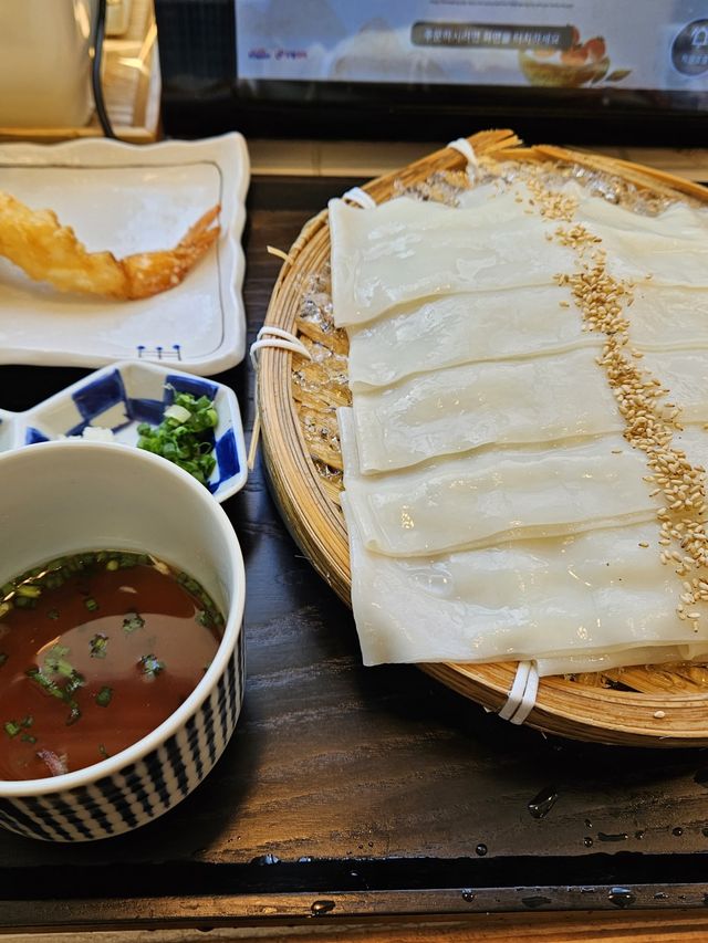웨이팅 필수인 납작우동 맛집, 요미우돈 교자 🥟