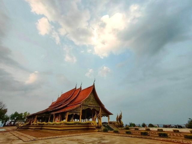 เก็บแสงเช้า ณ วัดสิรินธรวรารามภูพร้าว 
