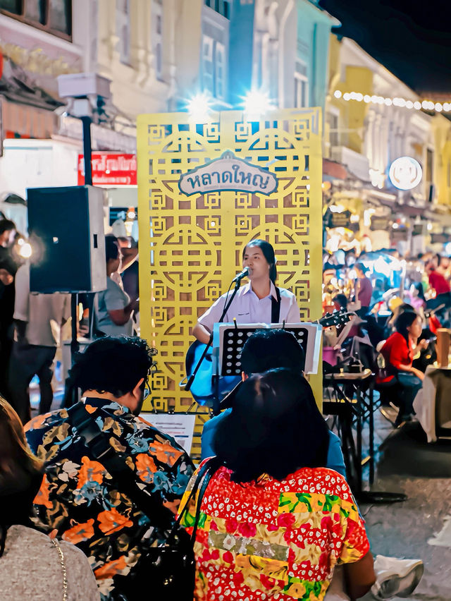 เดินเล่นชิลๆ ถนนคนเดินหลาดใหญ่ ภูเก็ต