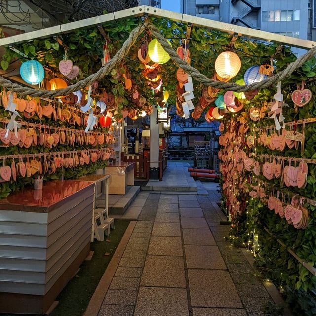 曽根崎横丁の露天神社…通称お初天神は、夜のライトアップが綺麗な神社