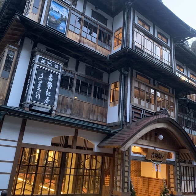 銀山溫泉的清晨vs.夜晚的燈