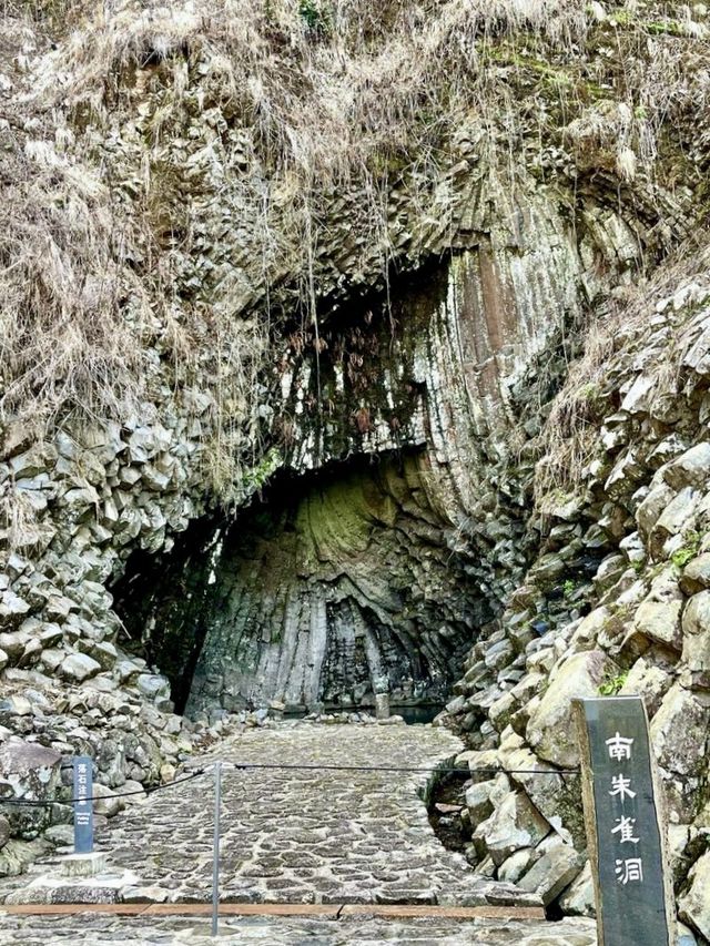 지형과 자연, 세월이 만들어낸 예술 작품 🏞️ 효고현 토요오카의 겐부도 동굴공원에 방문해보세요!