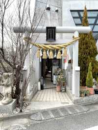 【八津御嶽神社/東京都】美術館風の建物とステンドグラスがある神社