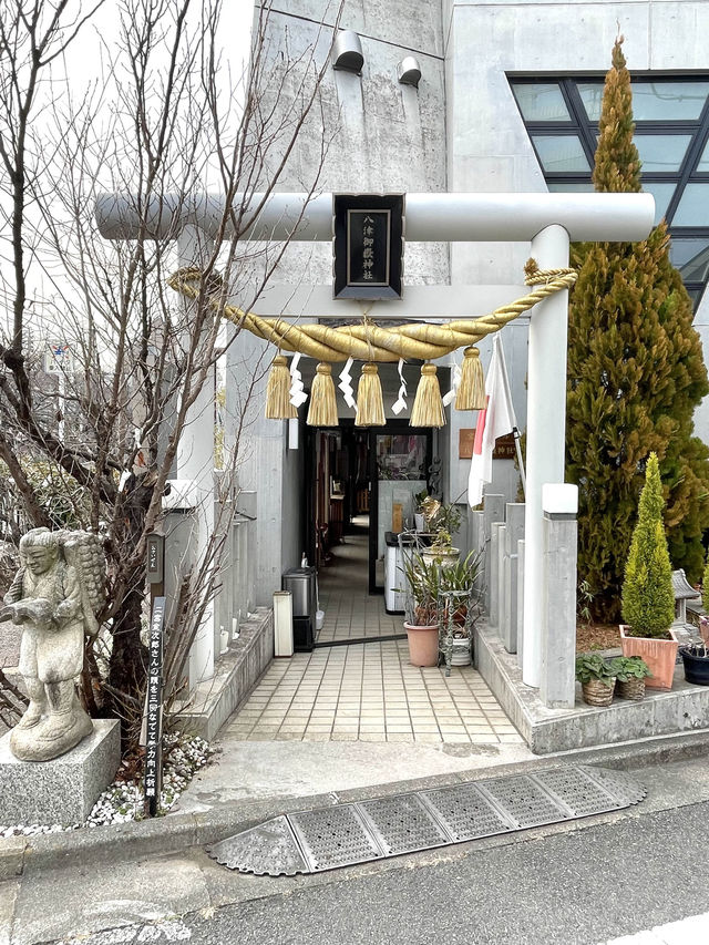 【八津御嶽神社/東京都】美術館風の建物とステンドグラスがある神社