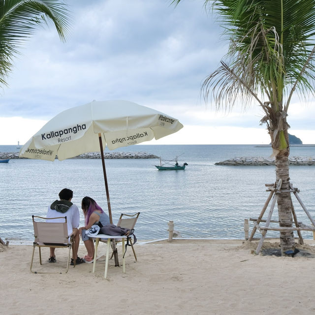 คาเฟ่สุดมินิมอลริมทะเลคลองวาฬ ประจวบคีรีขันธ์ 