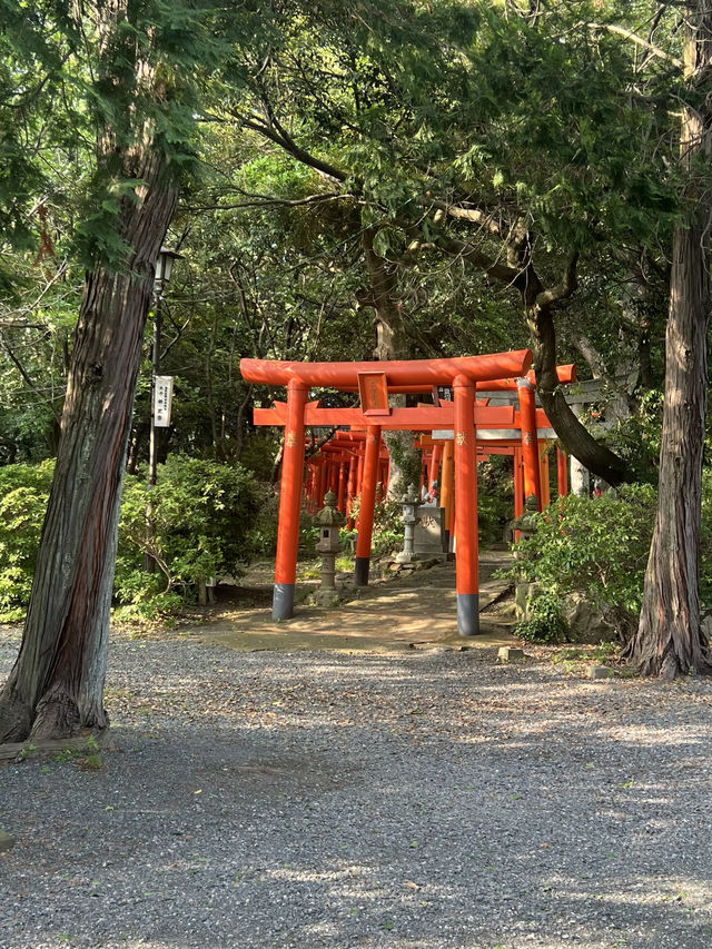 【福岡神社】城跡に隣接すふ参道から海の見える神社
