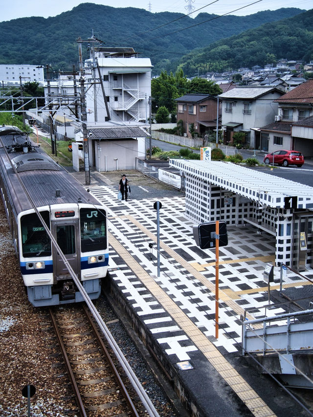 【岡山】アートプロジェクトの一環からできたモノクロの格子の無人駅🚉