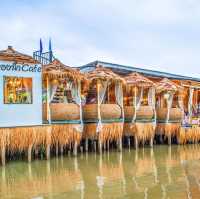คาเฟ่ลับริมน้ำที่ต้องนั่งเรือเข้าไปเท่านั้น