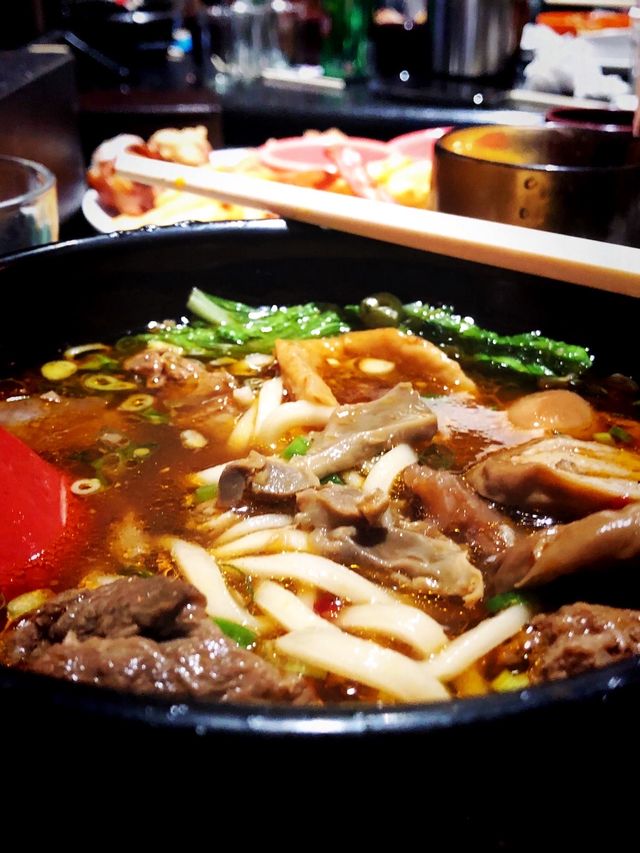 臺北萬華 錢櫃KTV臺北中華新館 招牌牛肉麵