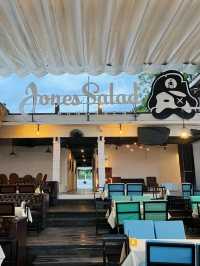 ร้านอาหารที่มีแสงจากพระอาทิตย์ตก