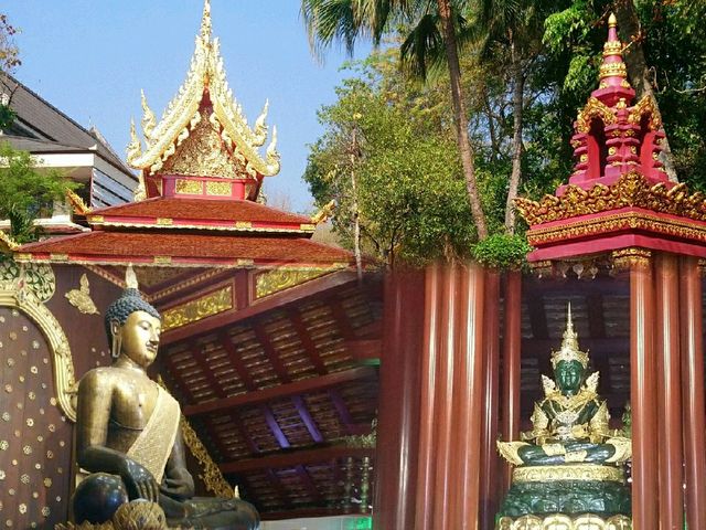 ไหว้พระเจ้าล้านทองและพระหยกเชียงราย