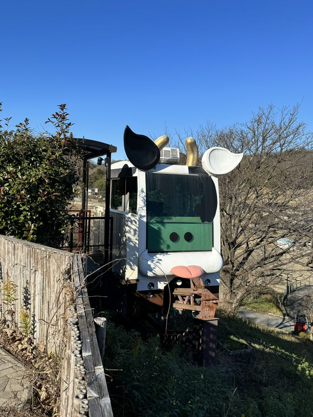 たくさんの本があるオシャレな温泉！あちこちにユニークは休憩スペース！