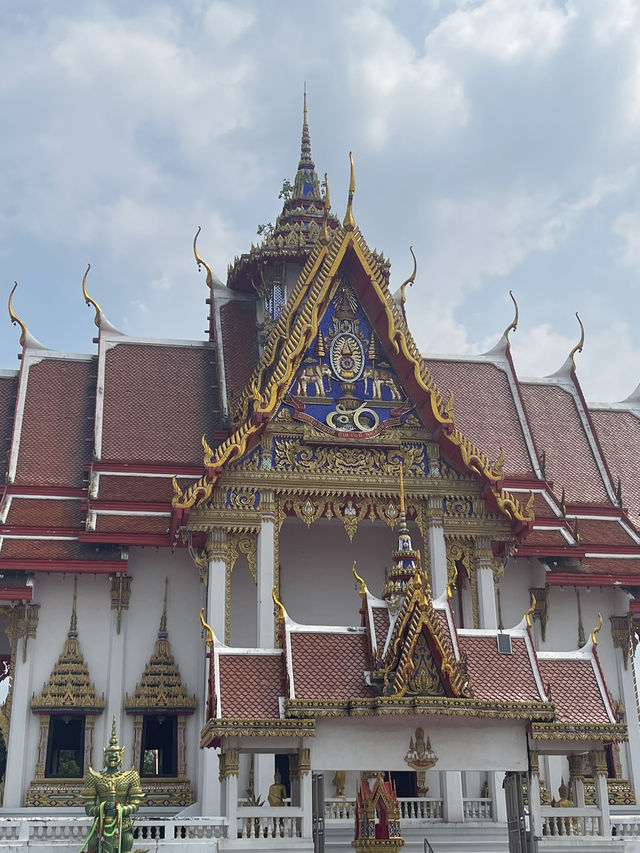 ทำบุญ ให้อาหารปลาที่วัดโบสถ์บน 🙏🏻