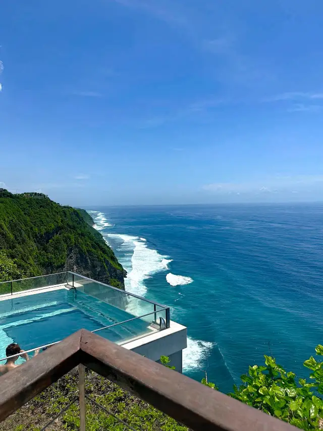 Luxurious Escapes at Oneeighty Dayclub’s Infinity Pool
