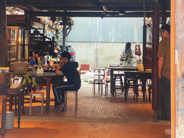 Vanich House คาเฟ่วินเทจสุดชิคย่านตลาดน้อย