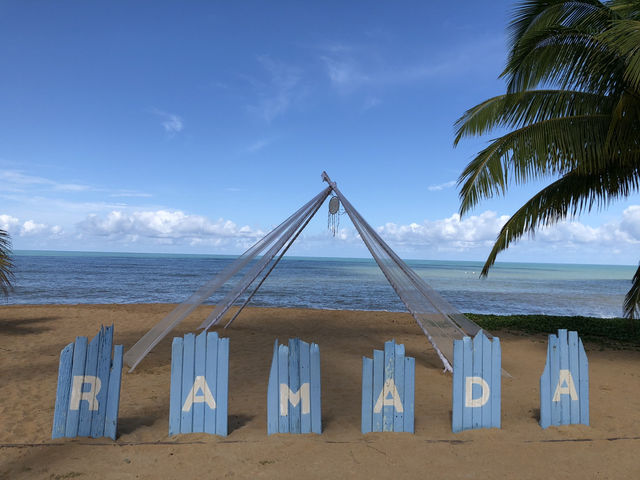 เล่นน้ำทะเลที่ Ramada khaolak