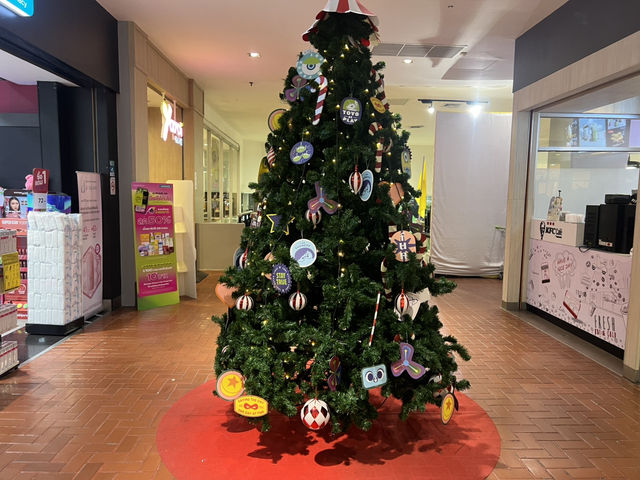 ชมต้นคริสต์มาสธีมดิสนีย์ เดินชอปปิ้งเพลิน 🛍️🎄✨