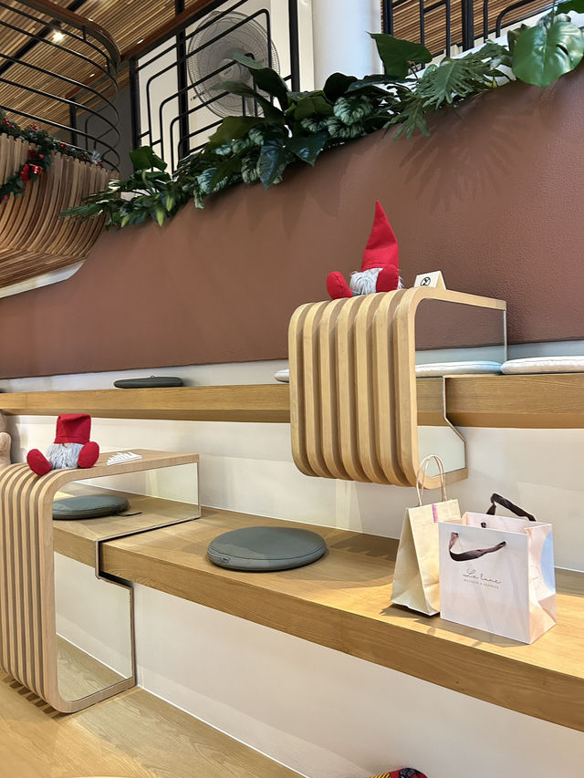 เช็คอินคาเฟ่คริสต์มาส BITE AND BOND เสาชิงช้า 🎄