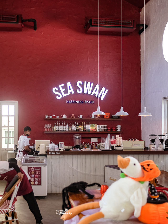 คาเฟ่ระนองสุดมินิมอล Sea Swan Cafe