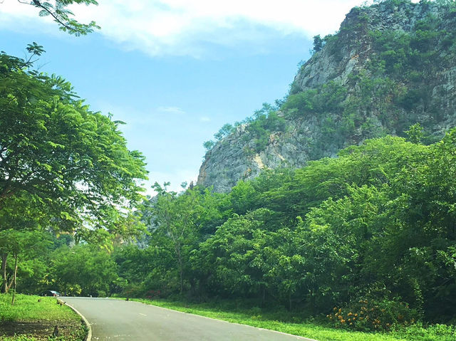 เดินชมธรรมชาติ และเขาหินปูนที่ อุทยานหินเขางู