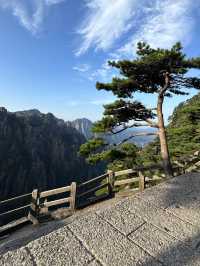 🏞️ Hiking Huangshan: A Journey Through China’s Yellow Mountains 🌄