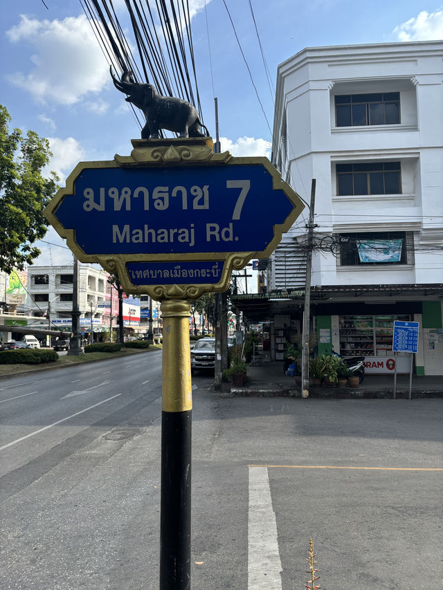 My favorite traffic light ever! Saber-Toothed Tiger Traffic Light: Krabi’s Wildest Landmark 🐯🚦