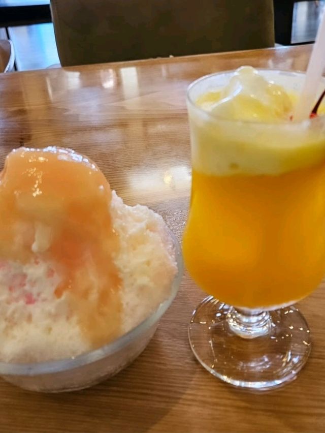 【青い空にカラフルな傘が揺れる】