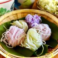 อิ่มอร่อยกับขนมจีนห้อยขา ลุงน้อยไก่ทอดตะไคร้