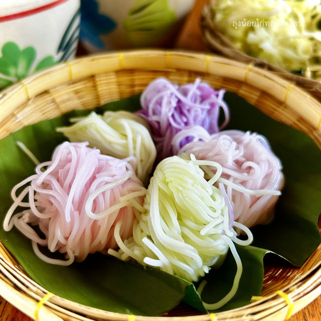 อิ่มอร่อยกับขนมจีนห้อยขา ลุงน้อยไก่ทอดตะไคร้