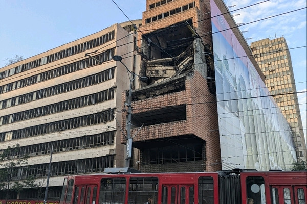セルビア ベオグラード 元国防省ビルのNATOによる爆撃跡 | Trip.com