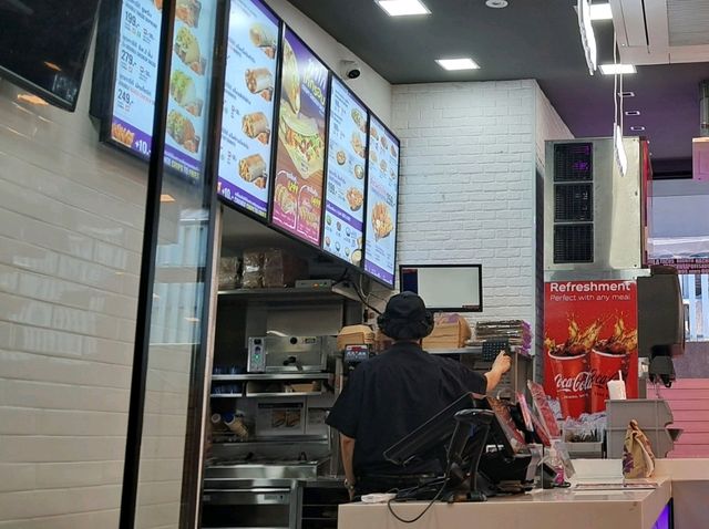  fun BD  dining experience with friends at Taco Bell