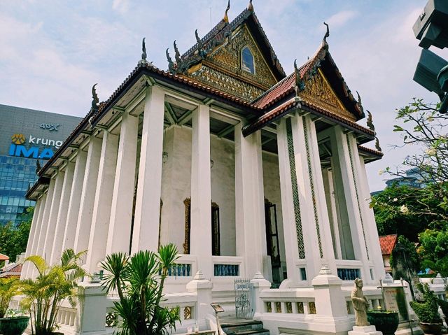 泰國曼谷市中心著名古跡皇家寺廟景點：巴吞哇那南寺，白色大理石寺廟建築，雄偉壯觀，適合打卡拍照📸冥想