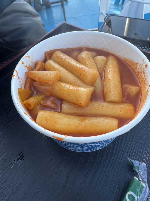 울릉도 가는 길, 후포항 크루즈에서 떡볶이 먹는 행복