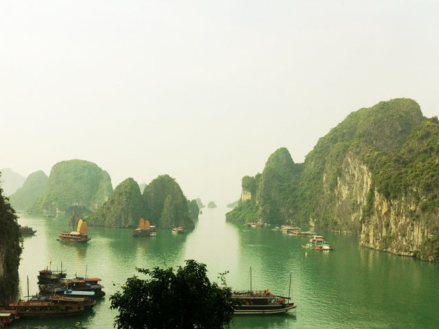 ล่องเรือชิลๆ ชมวิวสุดอลังที่ฮาลองเบย์