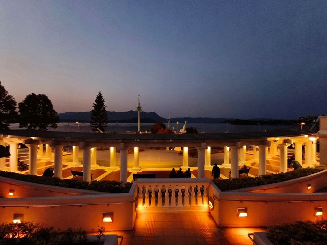 夜訪仿歐陸宮廷式設計的公園