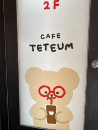 首爾延南洞的萌萌咖啡店——TETEUM！戴著紅框眼鏡的熊熊