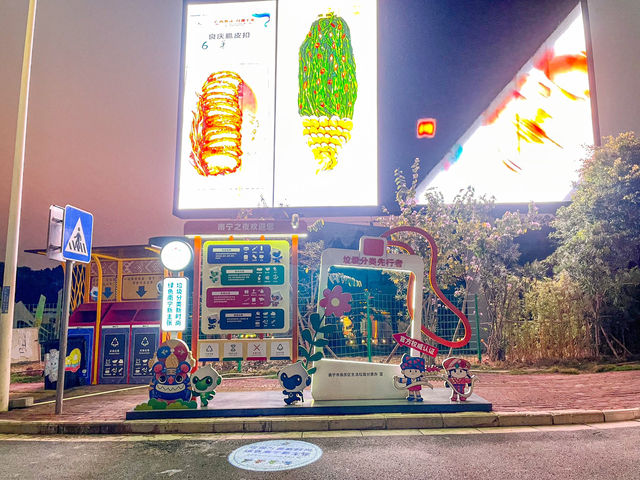 화려한 테마의 야시장 거리..