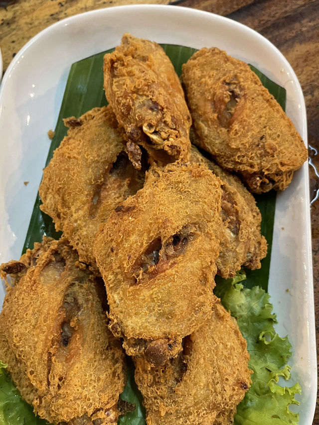 ร้านอาหารทะเลพื้นบ้านลับๆ ในบ้านเพ ระยอง 🦀🦑 