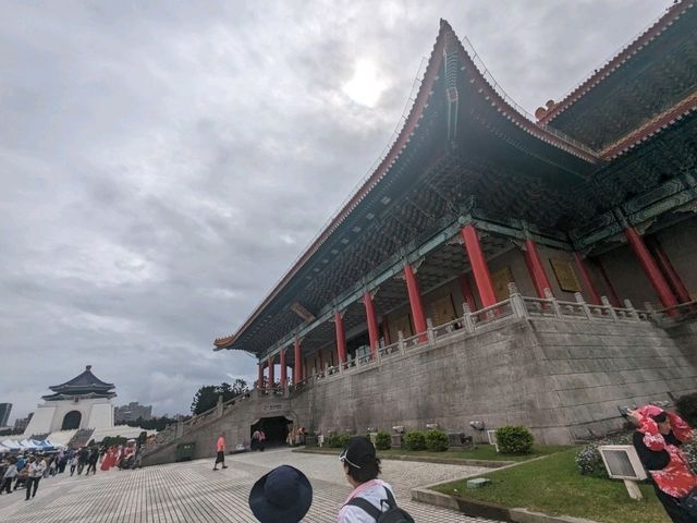 【台湾】巨大な蒋介石のブロンズ像と衛兵交代式を見る